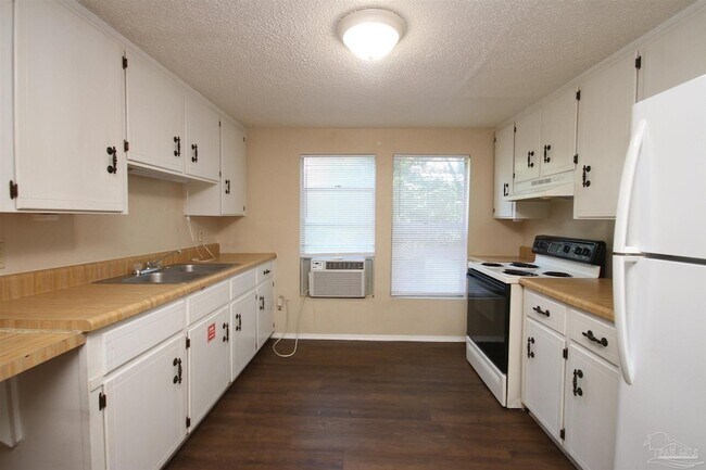 Building Photo - 5 Edgewood Cir