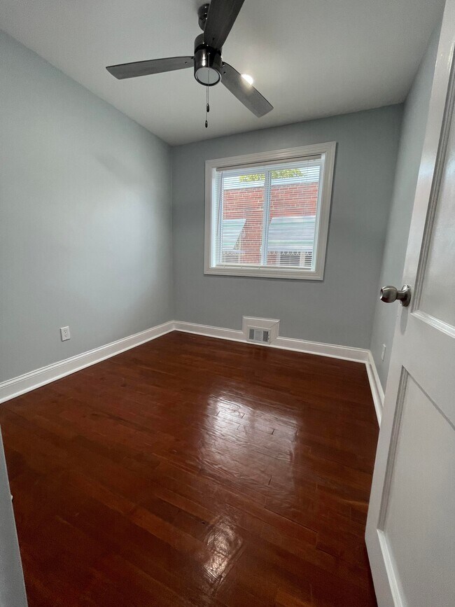 upper level room 3 - 5021 13th St NE