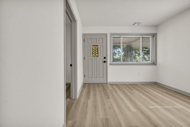 Building Photo - 114 E Ross Ave
