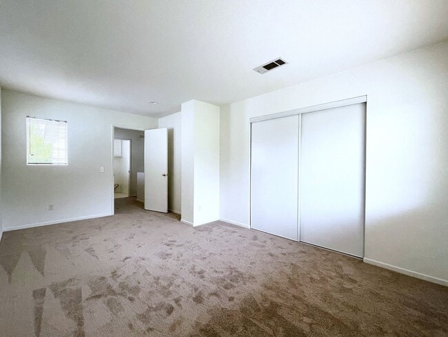 Building Photo - Spacious Home in Ivey Pointe!