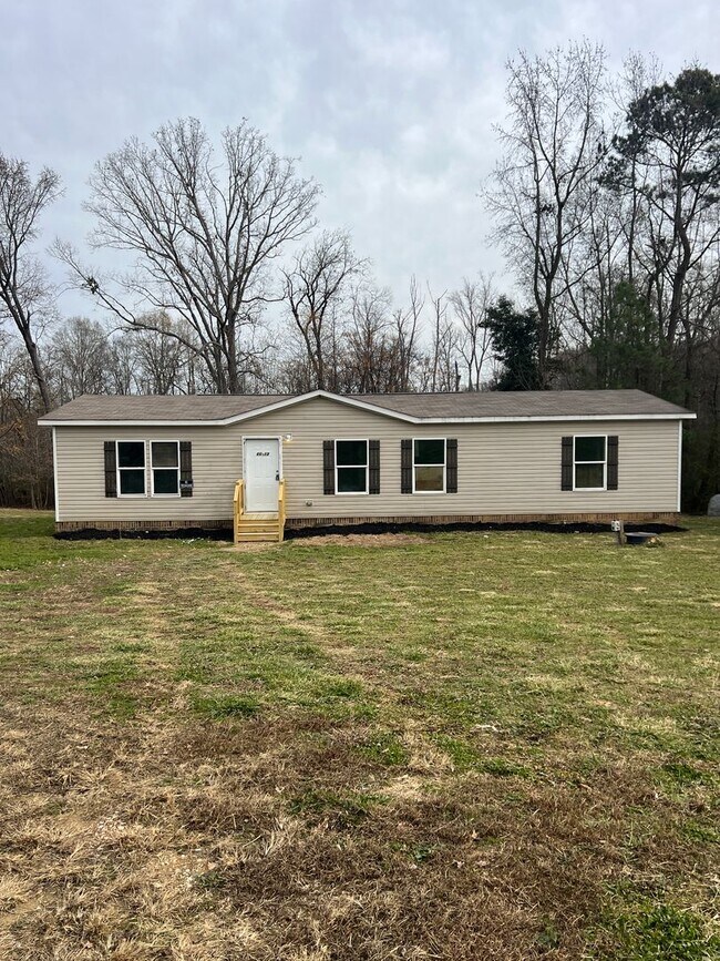 Building Photo - Large 3 bedroom / 2 bath home / 1 Acre FOR RENT