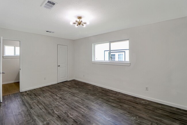 Building Photo - 6014 Willowbend Blvd