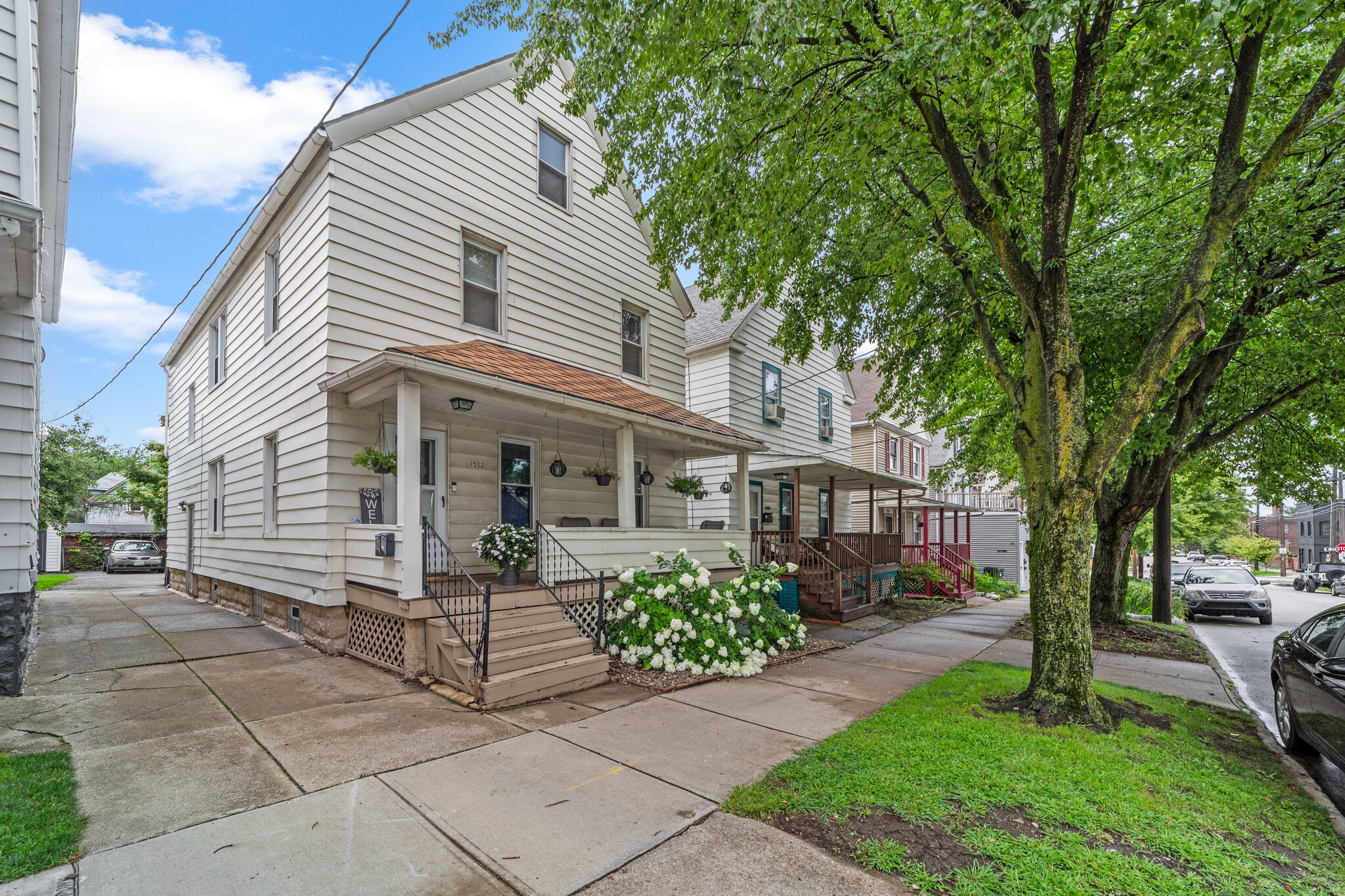 Building Photo - 1352 W 58th St