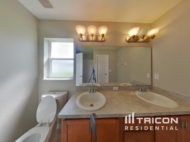 Building Photo - 2704 Oak Hammock Loop
