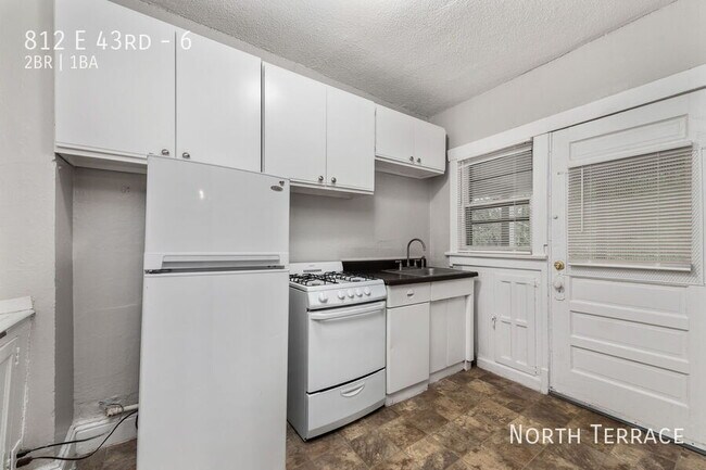 Building Photo - 812 E 43rd-6
