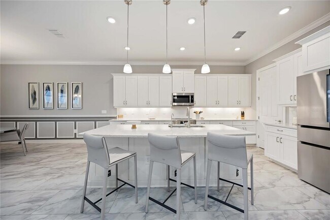 Building Photo - 645 Maraviya Blvd