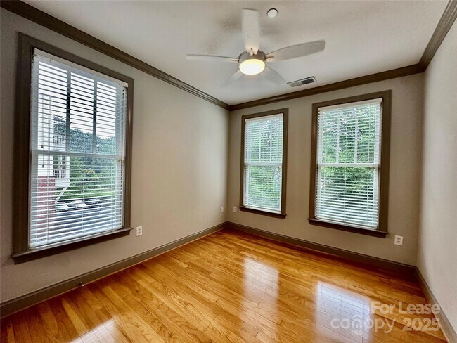 Building Photo - 518 Clarice Ave
