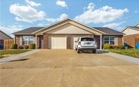 Building Photo - 2 bedroom 1 bath duplex with 1 car garage