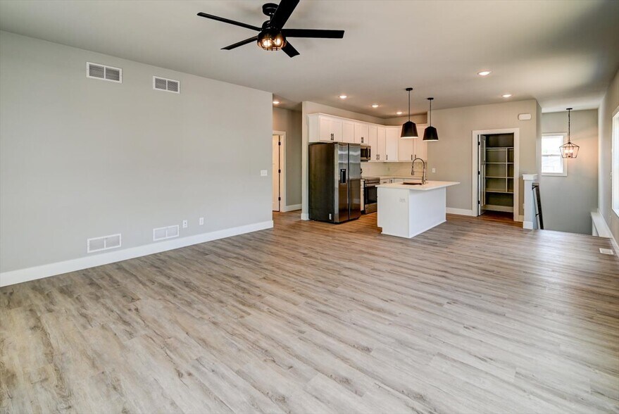 Building Photo - 2900 Blue Grass Dr