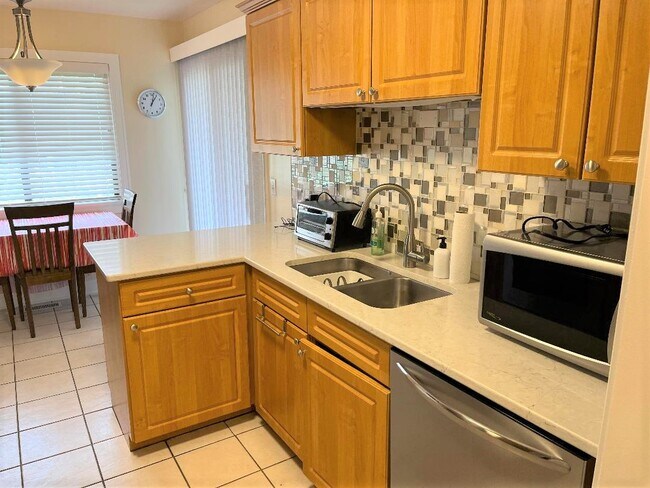 Building Photo - 1050 Southbury Ln