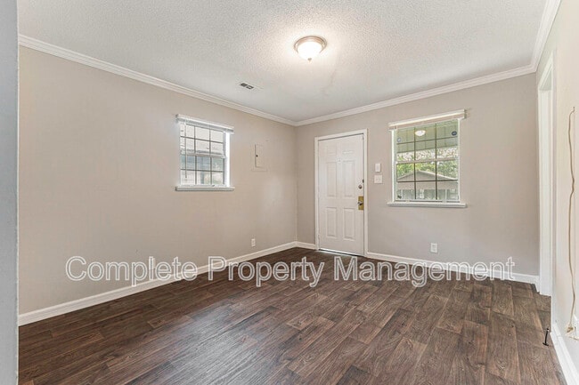 Building Photo - 3729 Maple Ave SW