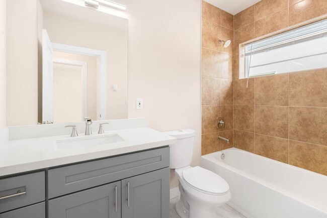 Building Photo - Live in the Heart of North Seattle – 2-Bedroom Home!