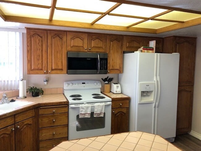 Building Photo - Awesome Shadowbrook Townhome in the Center of it all!