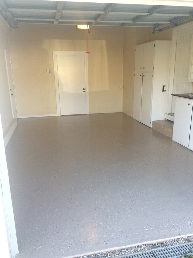 Building Photo - Charming Vintage Ranch, Den, Fireplace, Screened Porch