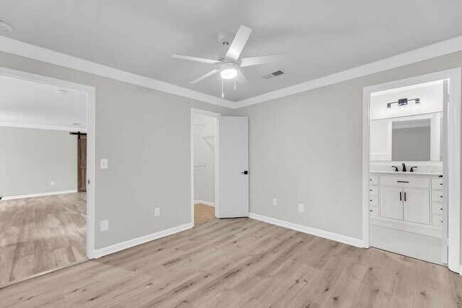 Building Photo - 266 Alexandra Dr