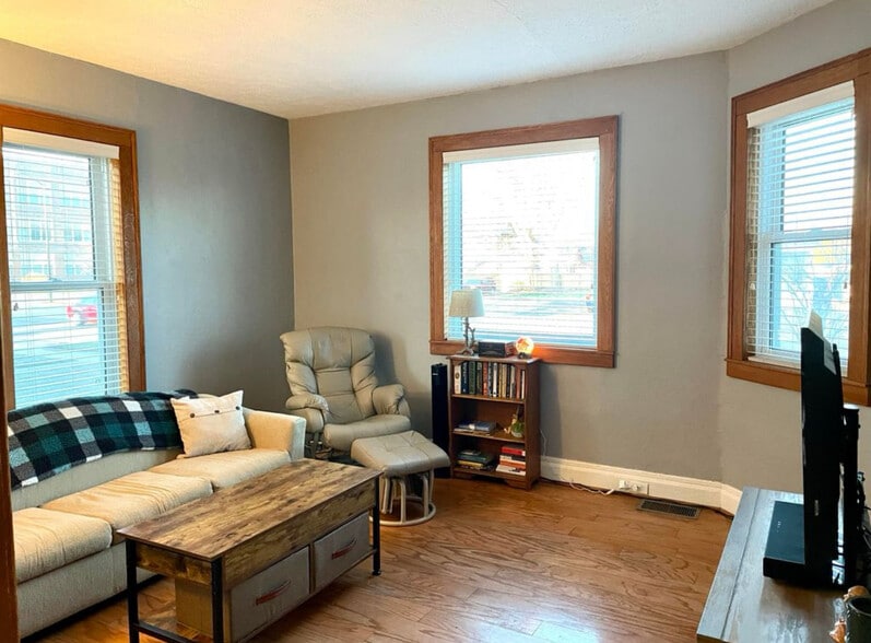 Building Photo - 345 S River Ave