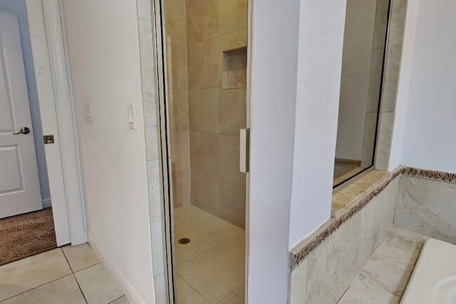 Building Photo - 422 S Habana Ave