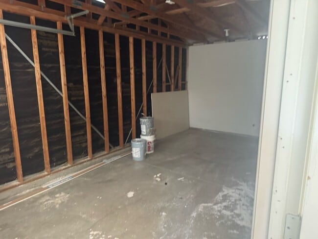Building Photo - 339 W Kern Ave