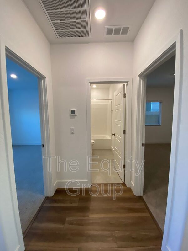 Building Photo - 113 E Tyler Ave