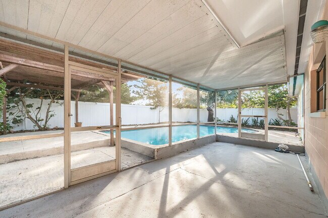 Building Photo - 5 BR/3BA pool home in Merritt Island- NO HOA!