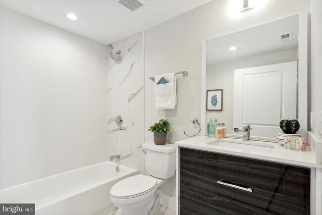 Building Photo - 1223 N 7th St