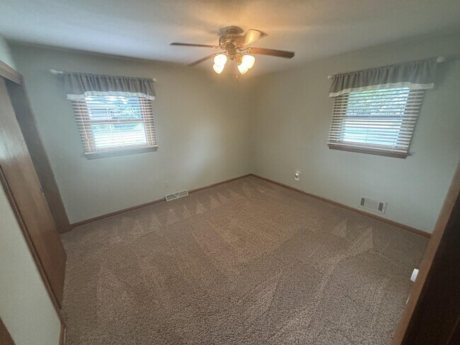 Building Photo - S90W22665 Loretto Ln