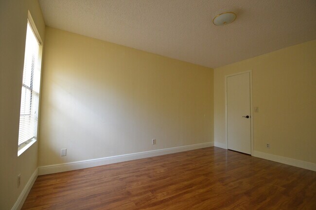 Building Photo - Lovely 1/1 Corner Unit in GATED ~ LAKEFRONT community in Altamonte Springs!