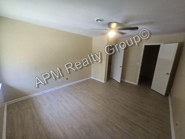 Building Photo - One bedroom in Rosewood