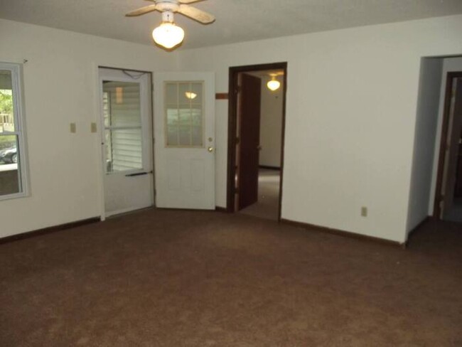 Building Photo - 5BR/2BA House within 0.5 miles of the Indi...