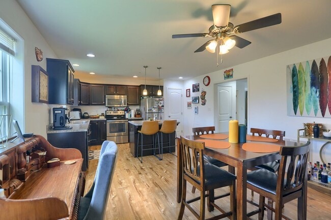 Building Photo - Newer build 2,000 sq ft 3/BR 2.5 bath luxury townhome FULLY FURNISHED