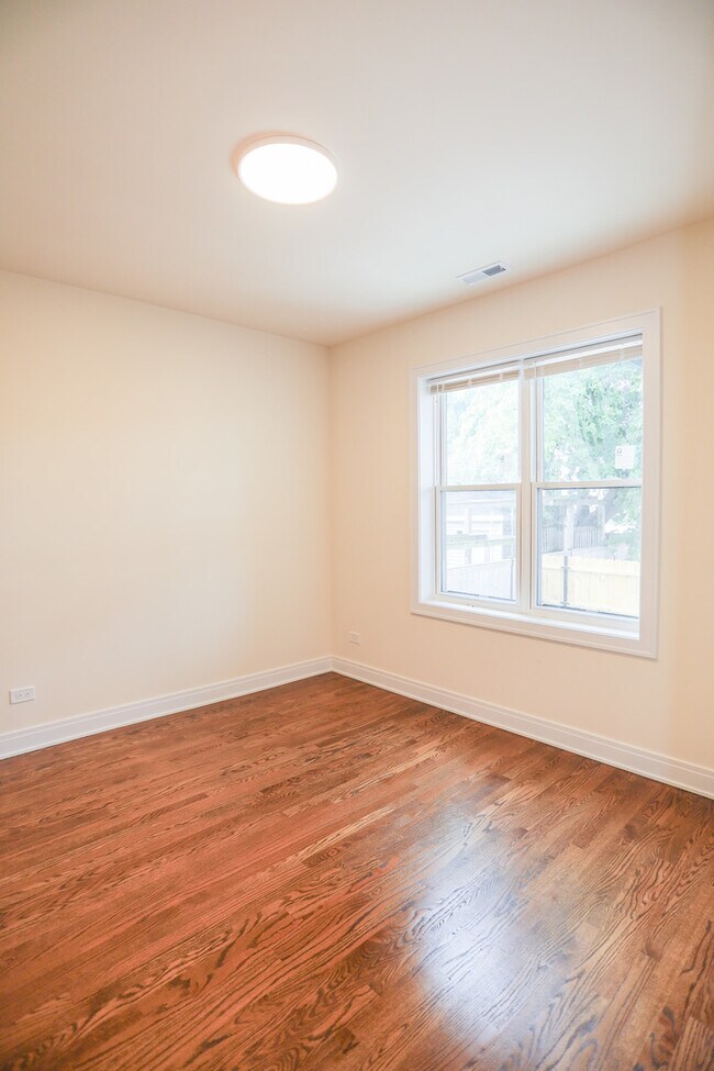 Building Photo - 2342 N Lawndale Ave