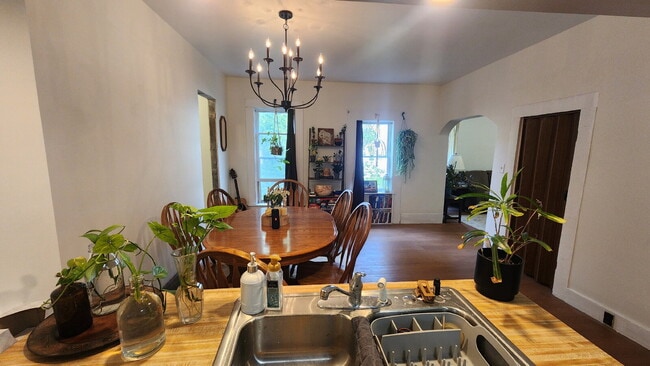 Building Photo - 4+ Bedroom Home Near Local Schools and Par...