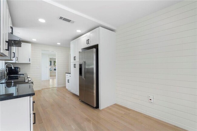 Building Photo - 2512 Brookwood Dr NE