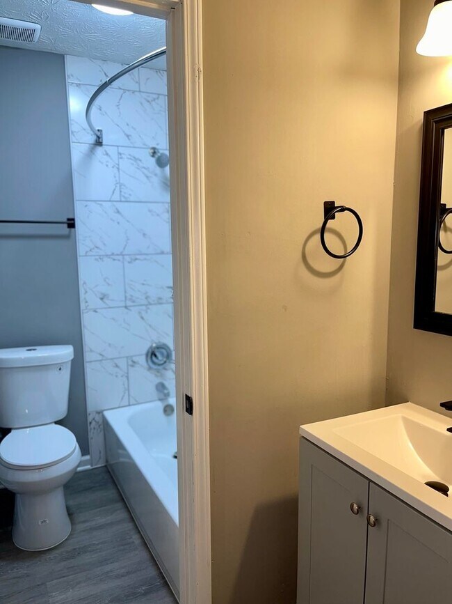 Building Photo - Totally Remodeled 2 Bed/1.5 Bath Ranch Style Duplex in a Quiet but Convenient Neighborhood!