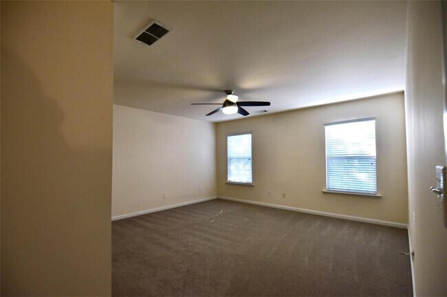 Building Photo - 493 Windstone Trl