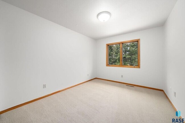 Building Photo - Charming Multi-Level Home! Large Backyard,...