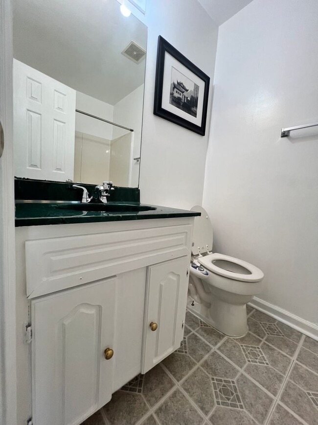 Building Photo - Great Duplex in Briarwood