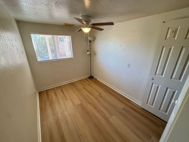 Building Photo - Charming 2Bed/1Bath apartment W/ Private front yard w/ porch and oversized backyard in Henderson