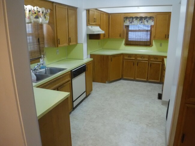 Building Photo - 1320 Trumbull Ave SE