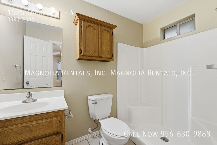 Building Photo - 1525 Oasis Dr