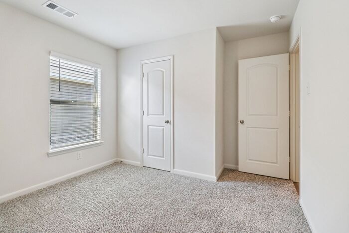 Building Photo - 520 Trinity Trl
