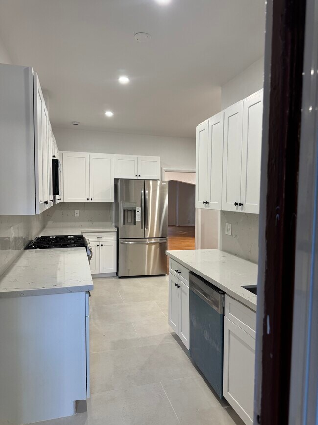 Building Photo - 1260 N Flores St