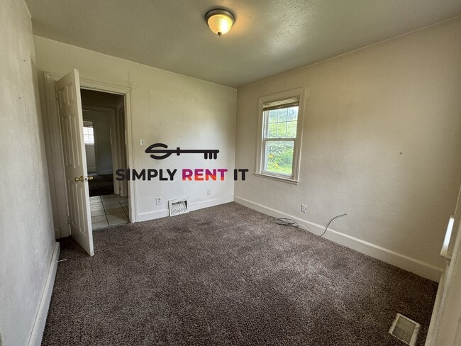 Building Photo - Short-Term, 4 Bed, Avail Now! Through July 2026 Only