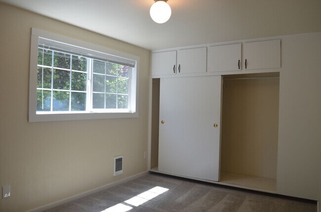 Building Photo - Charming Duplex in Prime Ballard-Fremont Location