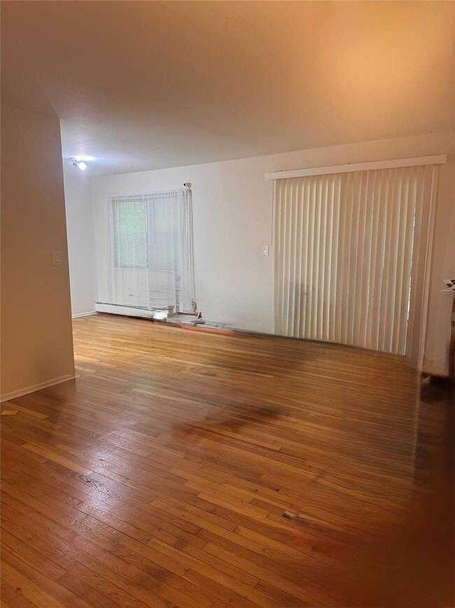 Building Photo - 86 Demarest Ave