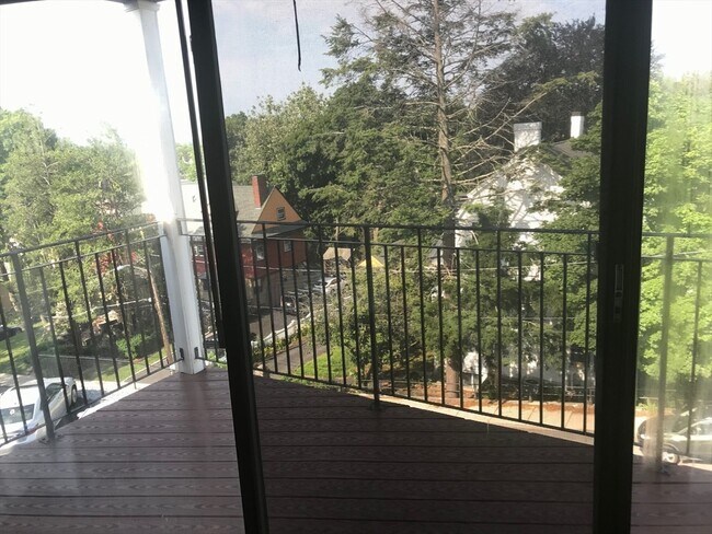 Building Photo - 27 Alpine St