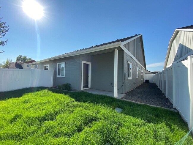 Building Photo - Newer Townhome