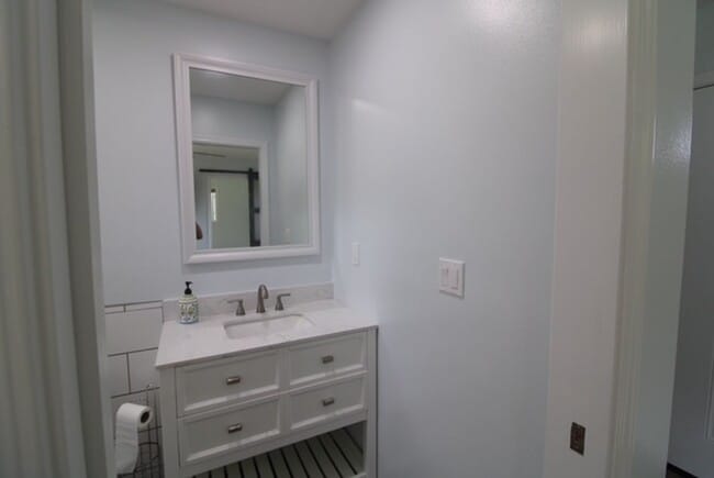 Building Photo - Newly Remolded One Bedroom in Quiet Wahiaw...