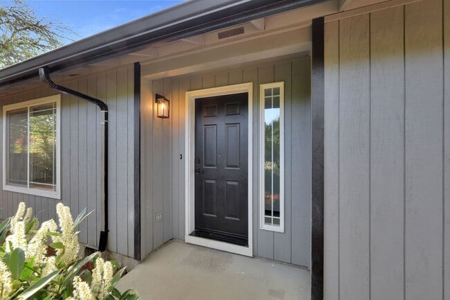 Building Photo - Updated 3 bedroom 2 bath house in a great ...