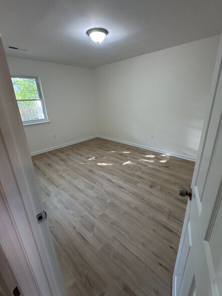 Building Photo - 9440 Woodbridge Rd